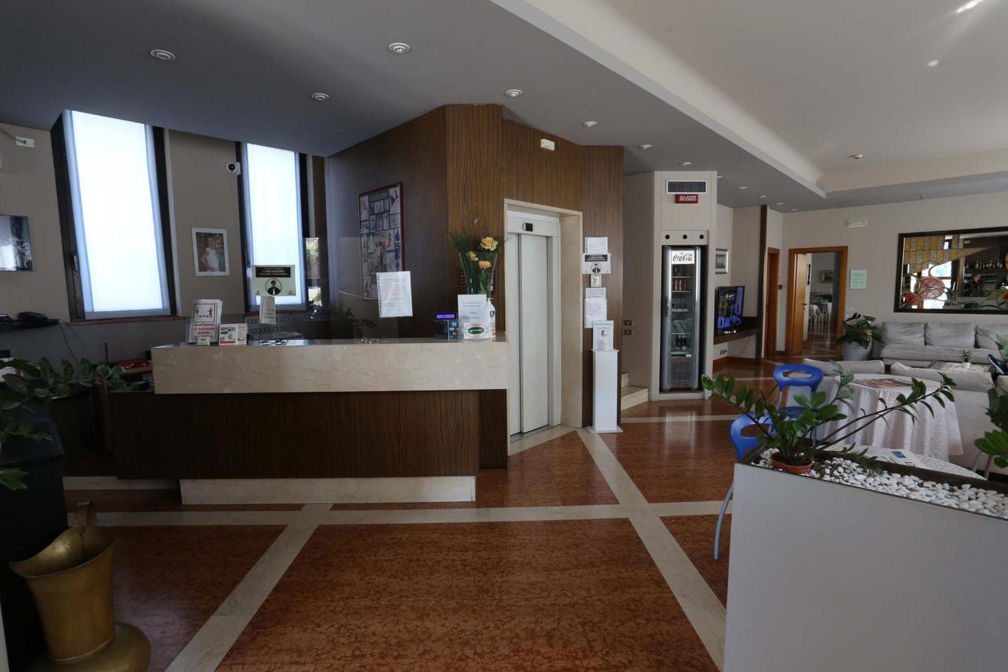 Hotel Roma Бусоленго Екстериор снимка